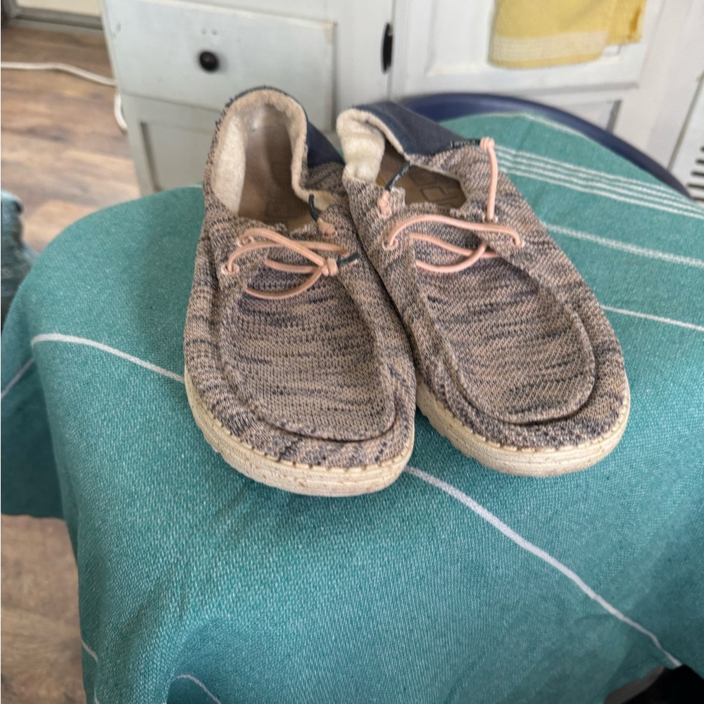 Hey Dudes women’s sz 11- with Pink Laces